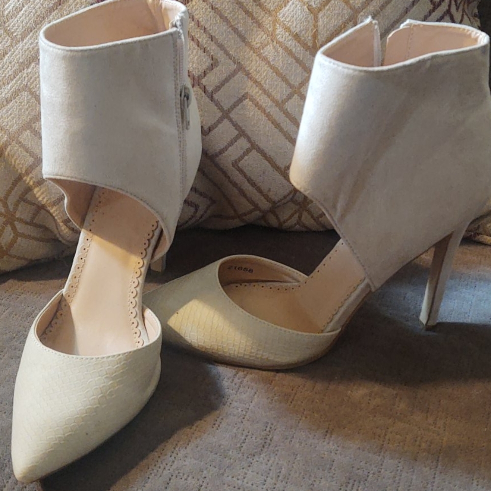 Suede Pumps
